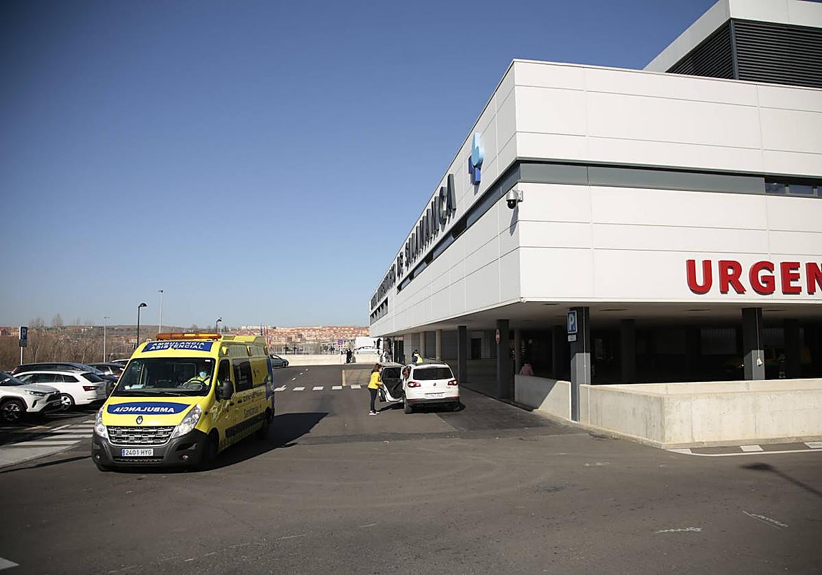 Imagen de archivo de una ambulancia en el Hospital de Salamanca.