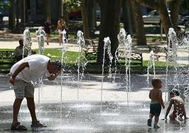 Tanto niños como mayores se refrescan en la fuente de La Alamedilla.