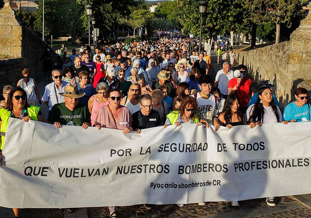 Un momento de la manifestación por las calles de Ciudad Rodrigo.