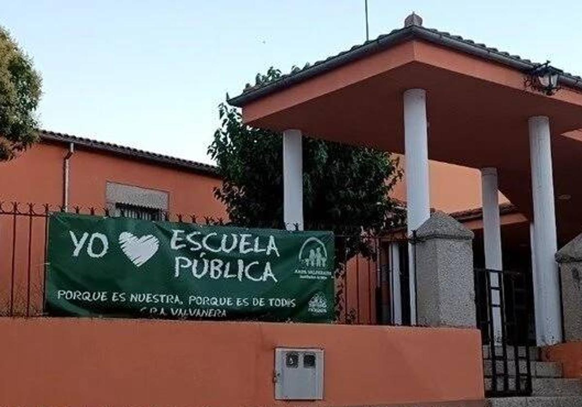 La fachada del CRA Valvanera en Santibáñez de Béjar.