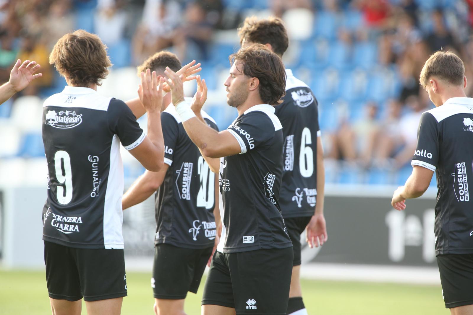 Unionistas vence en el Memorial UDS y presenta a la plantilla ante su afición