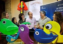 Miriam Hernández, responsable del Divierteatro, Marcos Iglesias, alcalde de Ciudad Rodrigo y Manuel González, director de la Feria de Teatro de Castilla y León, durante la presentación del programa Diverteatro de la Feria de Teatro de Castilla y León.