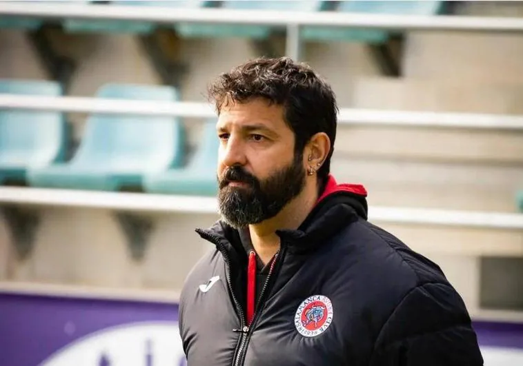 Héctor García dirigiendo como entrenador al equipo sénior masculino del Salamanca Rugby Club.