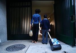 Un niño entrando a la escuela de la mano de su madre en un colegio de Salamanca.