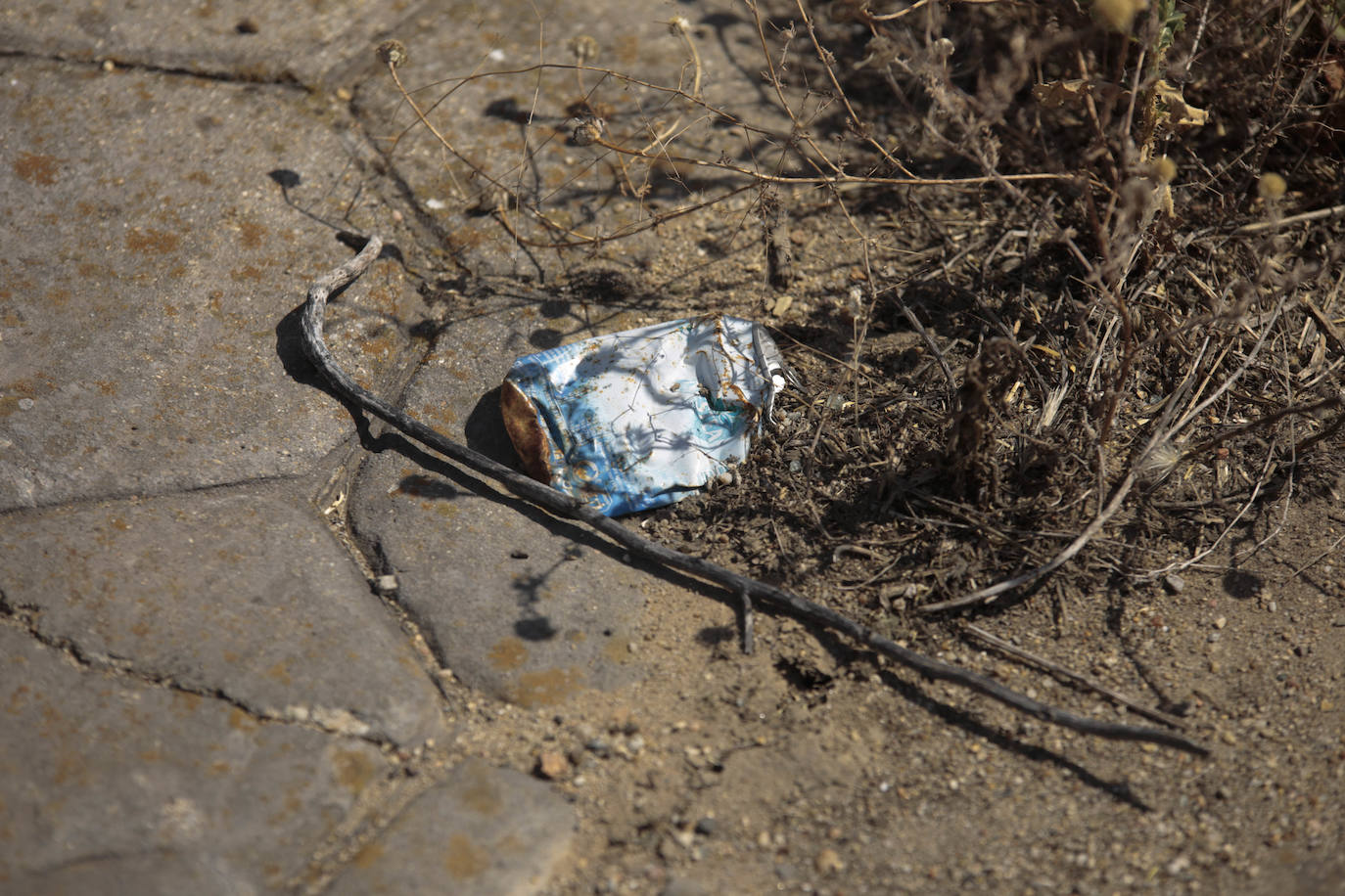 Cuando las cunetas se convierten en un vertedero