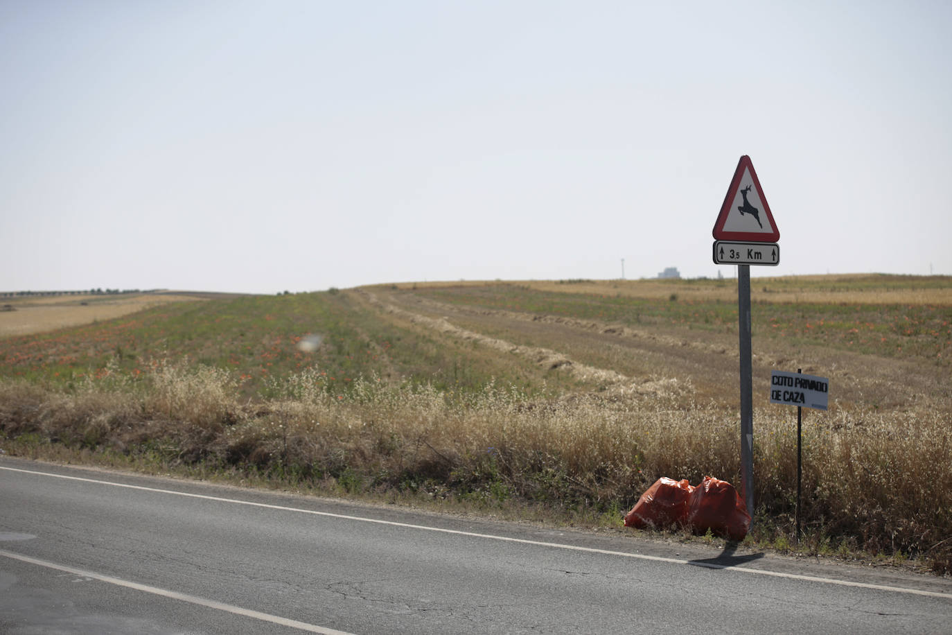 Cuando las cunetas se convierten en un vertedero
