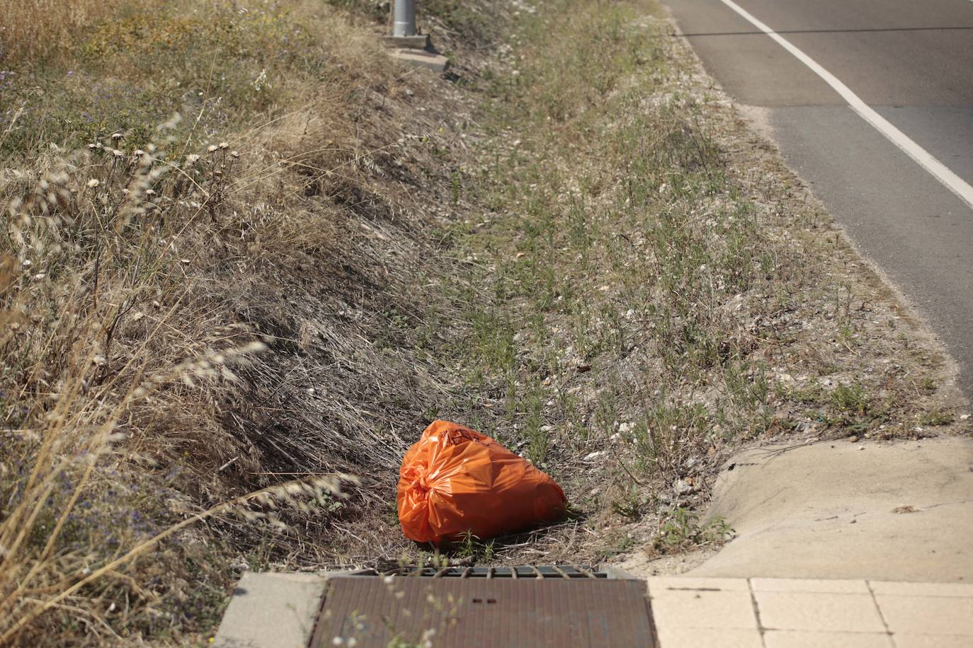 Cuando las cunetas se convierten en un vertedero
