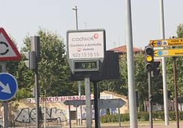 Un termómetro al sol marca 43 grados en Salamanca hace unos días.