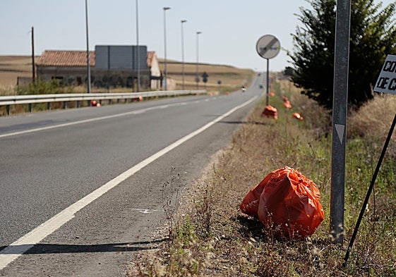 Bolsas de basuras en el arcén tras la limpieza de la carretera de Toro