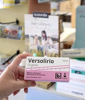 Imagen secundaria 2 - Arriba, José Luis Sánchez, responsable de la biblioteca.