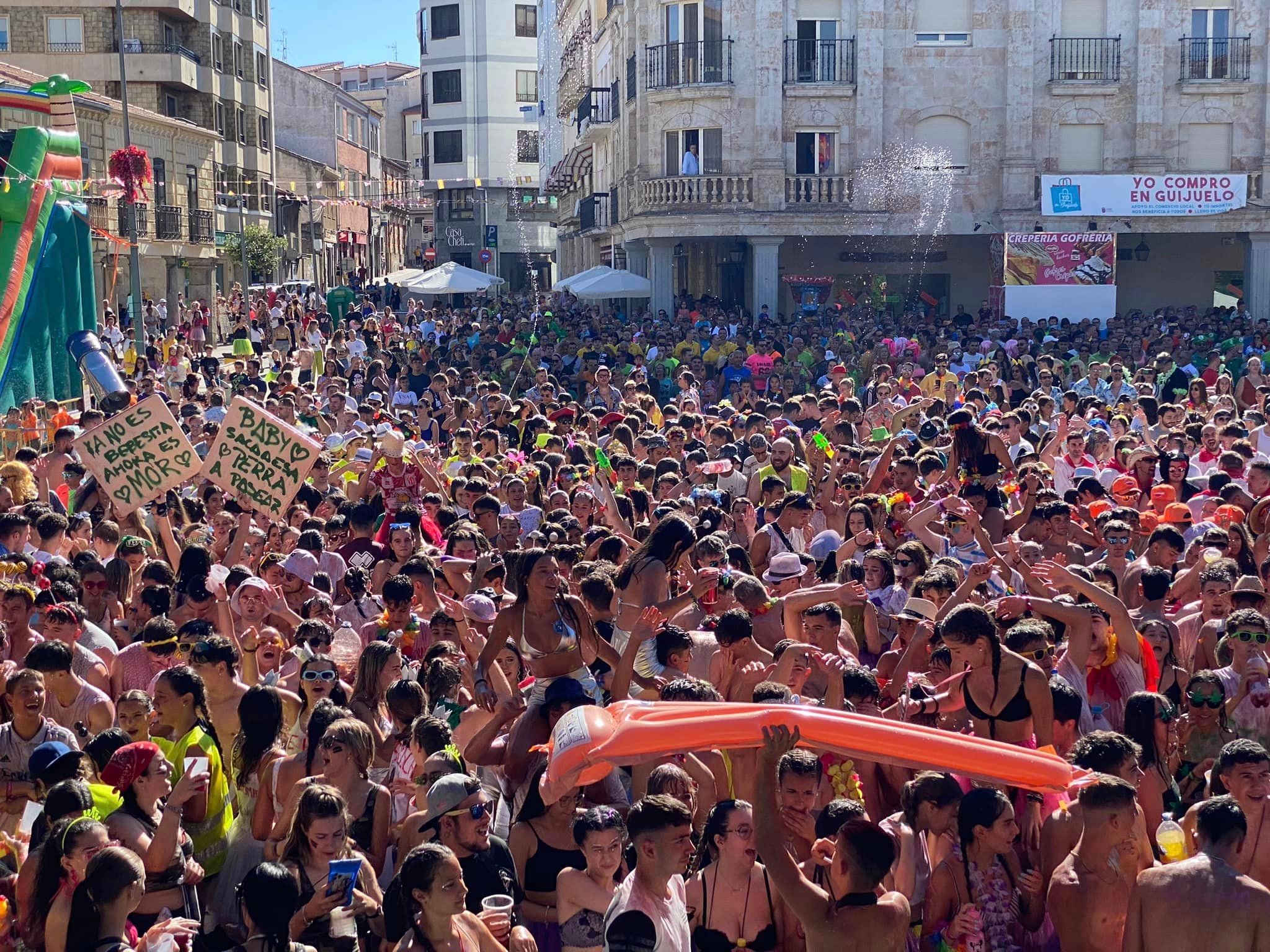 Guijuelo estalla en fiestas con el chupinazo