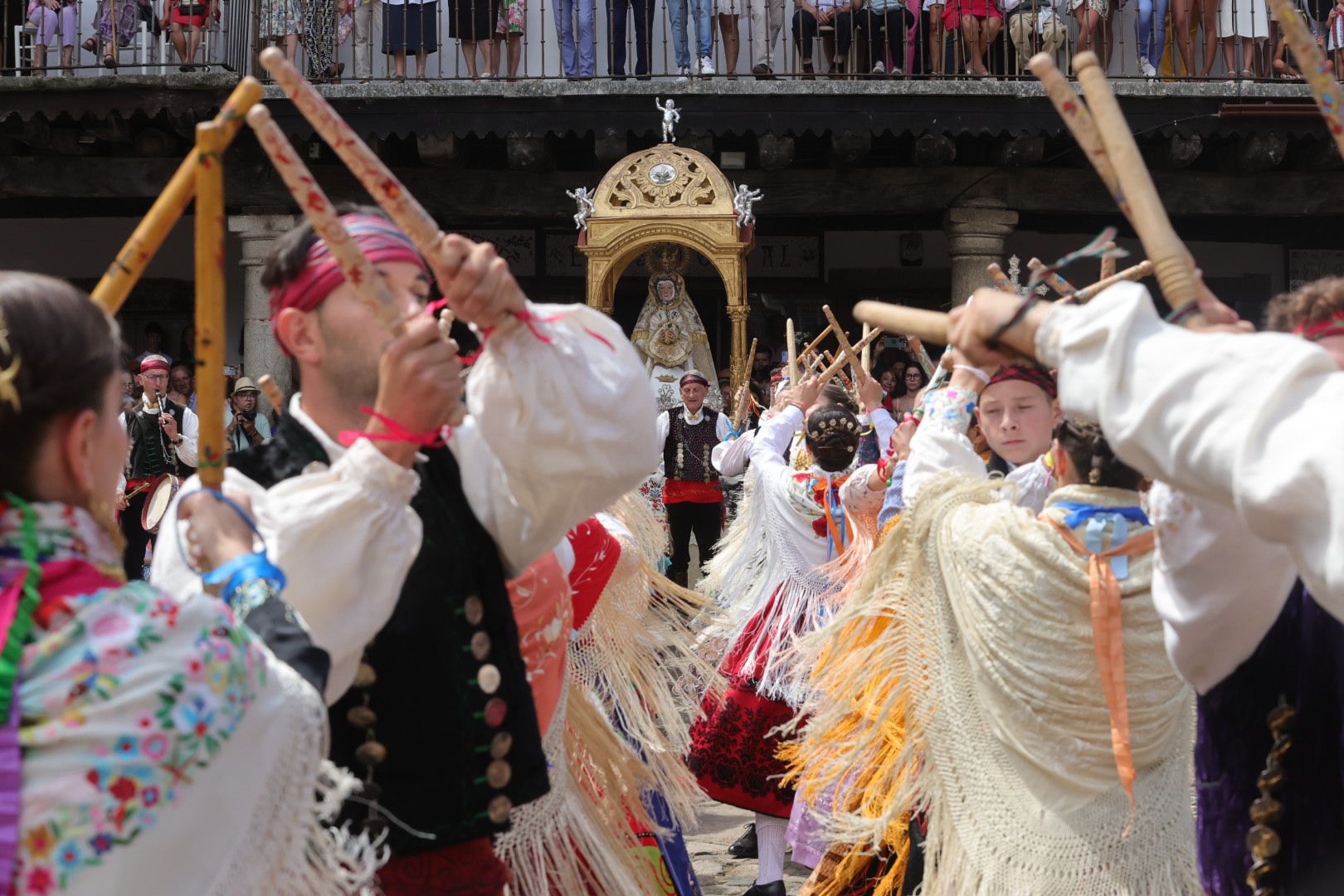 Un alberca abarrotada revive la tradición del Diagosto