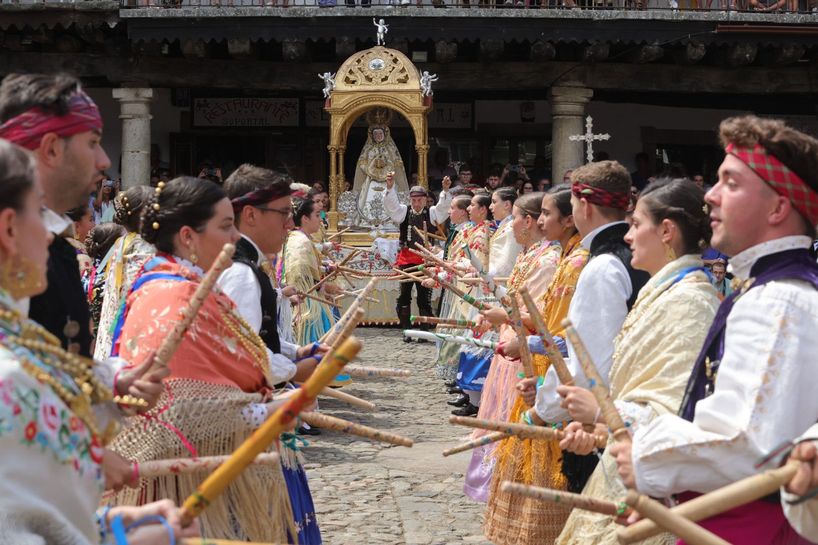 Un alberca abarrotada revive la tradición del Diagosto