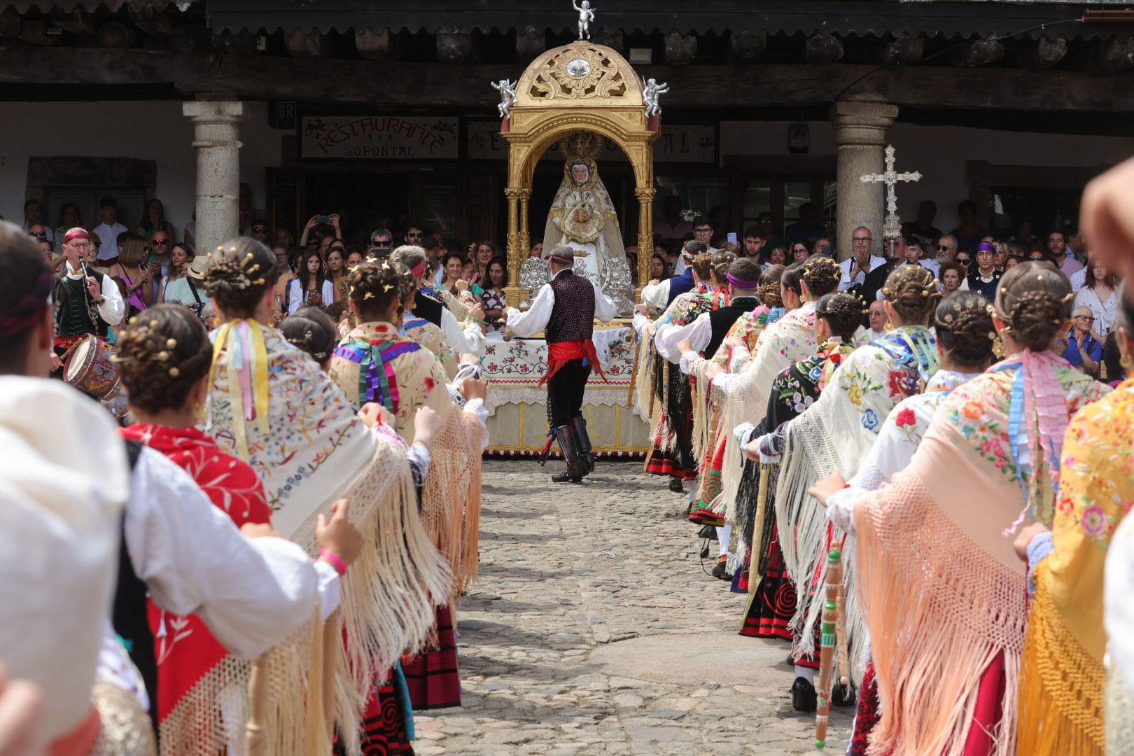 Un alberca abarrotada revive la tradición del Diagosto