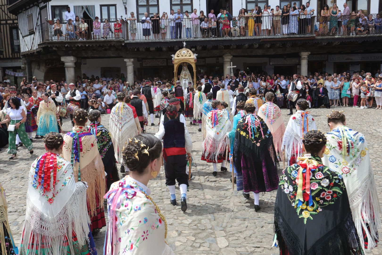 Un alberca abarrotada revive la tradición del Diagosto