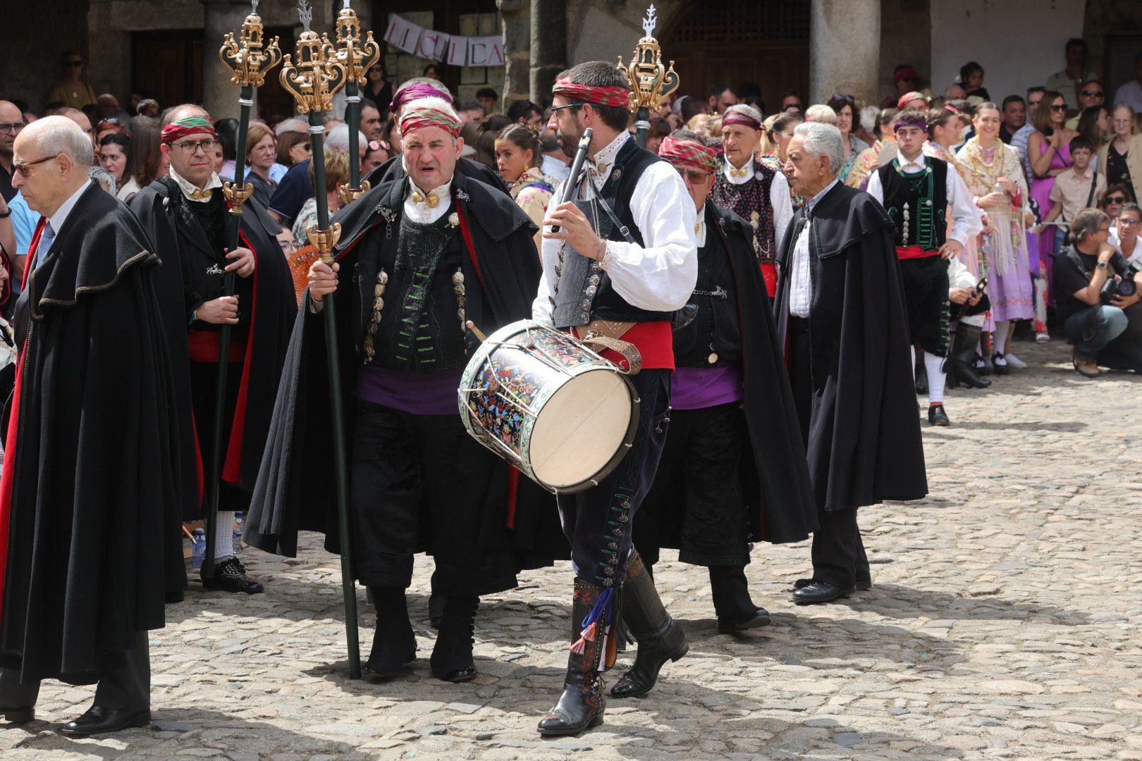 Un alberca abarrotada revive la tradición del Diagosto