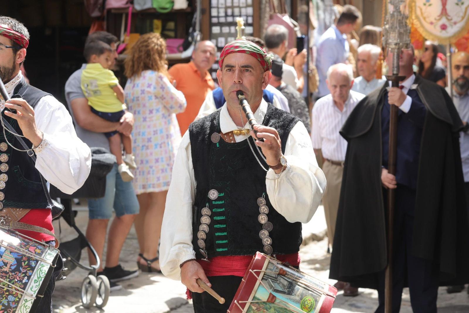 Un alberca abarrotada revive la tradición del Diagosto