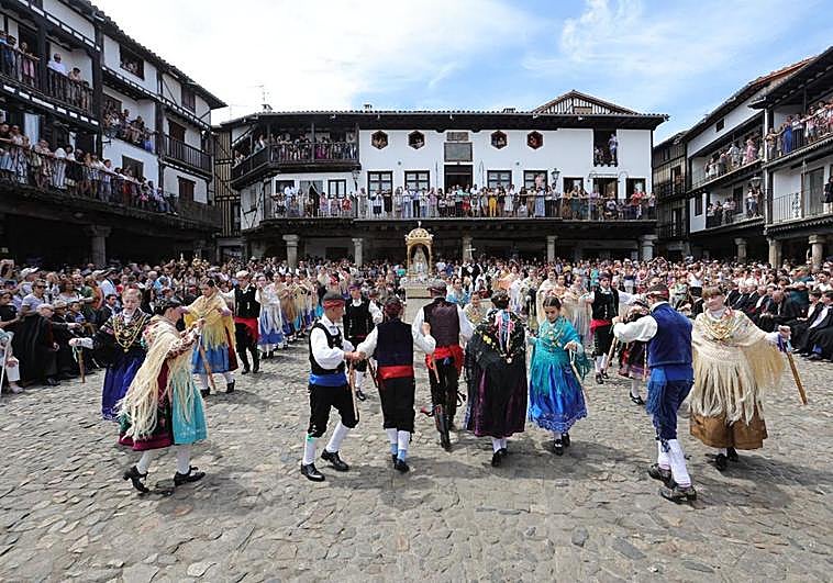 Aspecto que presentaba la plaza mayor de La Alberca durante el ofertorio.