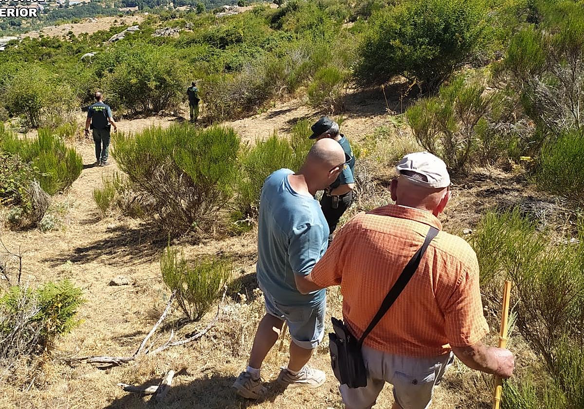 Las dos personas rescatadas por la Guardia Civil.