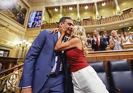 Pedro Sánchez, felicitado por Yolanda Díaz.