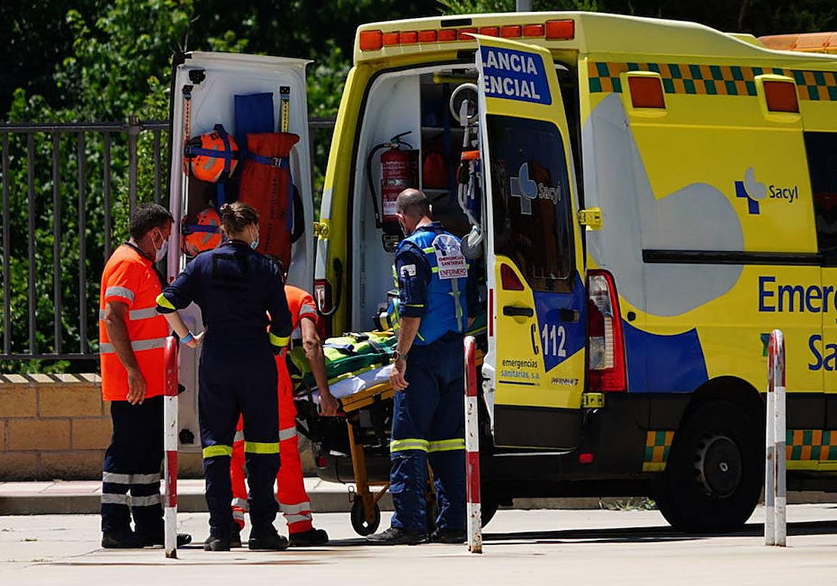 Traslado de un herido en una imagen de archivo.