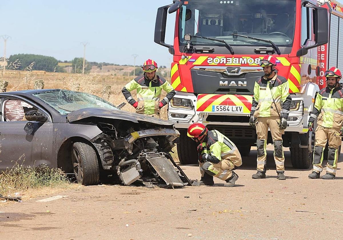 El vehículo accidentado quedó muy dañado.