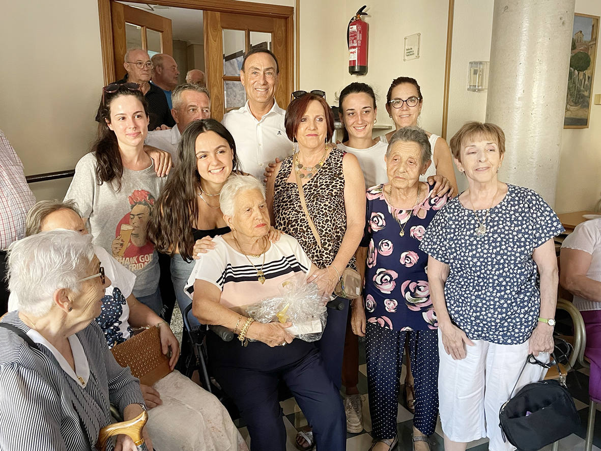 Homenaje a los mayores en el penúltimo día de las fiestas de Carbajosa