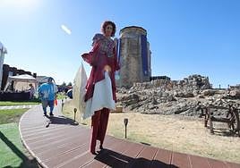 Imagen de la torre del castillo de Alba de Tormes esta mañana.