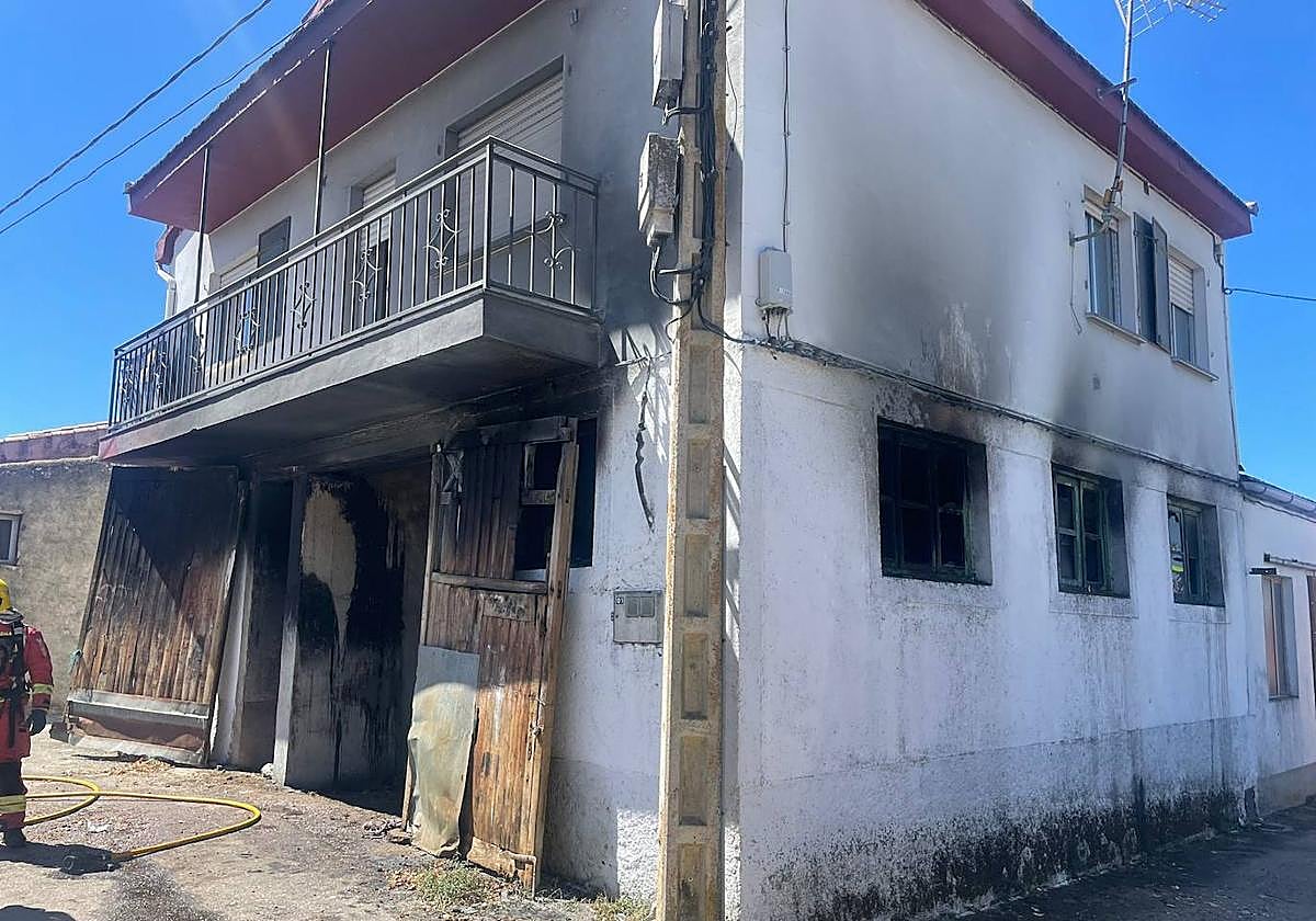 Vivienda afectada por el incendio en Monleras.