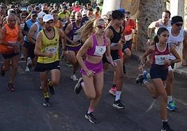 Marta Pescador y Andrea Jaén encabezan la salida de la prueba en Valdemierque.