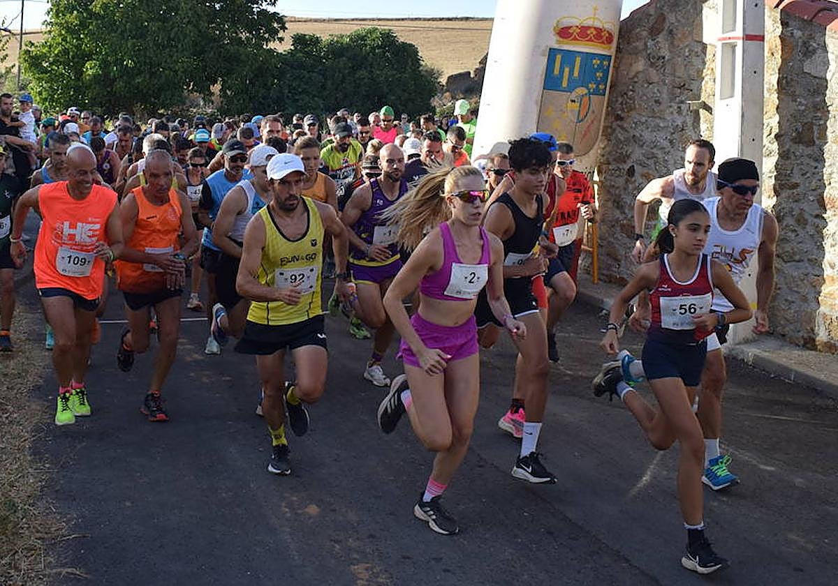 Marta Pescador y Andrea Jaén encabezan la salida de la prueba en Valdemierque.