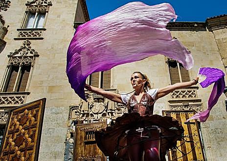 Imagen secundaria 1 - Diferentes actuaciones en la calle durante la XXV Feria de Teatro de Castilla y León en Ciudad Rodrigo.