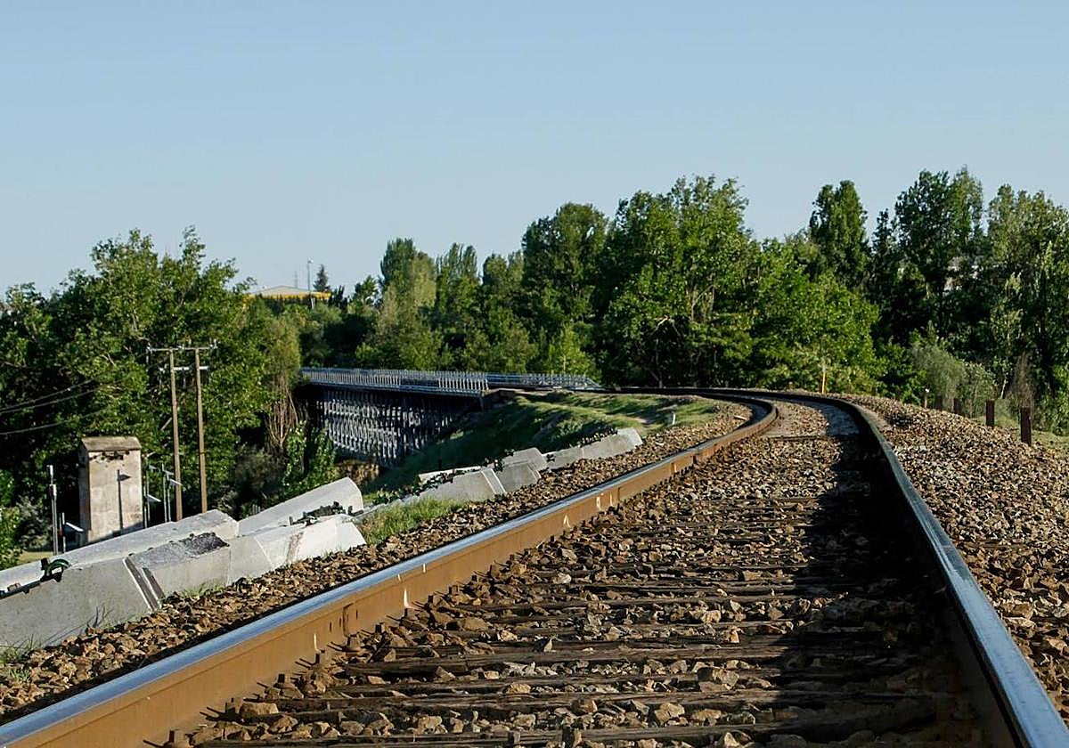 Línea del tren sobre el puente de Pradillo.