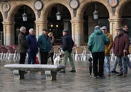 Foto de archivo de un grupo de personas mayores en la Plaza Mayor de Salamanca.