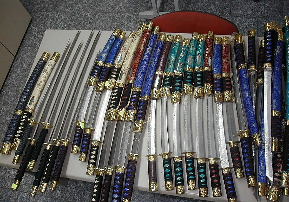 Ingresado en Psiquiatría tras incautarle dos katanas con las que se paseaba por Salamanca