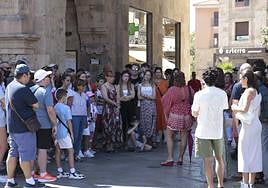 Turistas durante una visita guiada en la Plaza Mayor de Salamanca