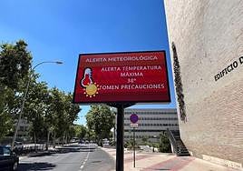 Pantalla informativa en el Paseo de San Vicente, al lado del antiguo Hospital Virgen de la Vega en Salamanca.