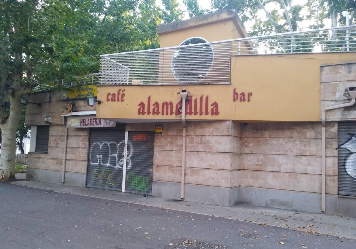 Fachada de la cafetería de La Alamedilla, cerrada durante las obras.