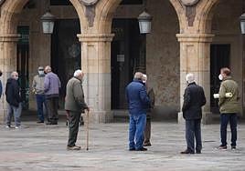 Personas mayores en la Plaza Mayor