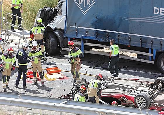 Uno de los vehículos implicados, volcado en la autovía.