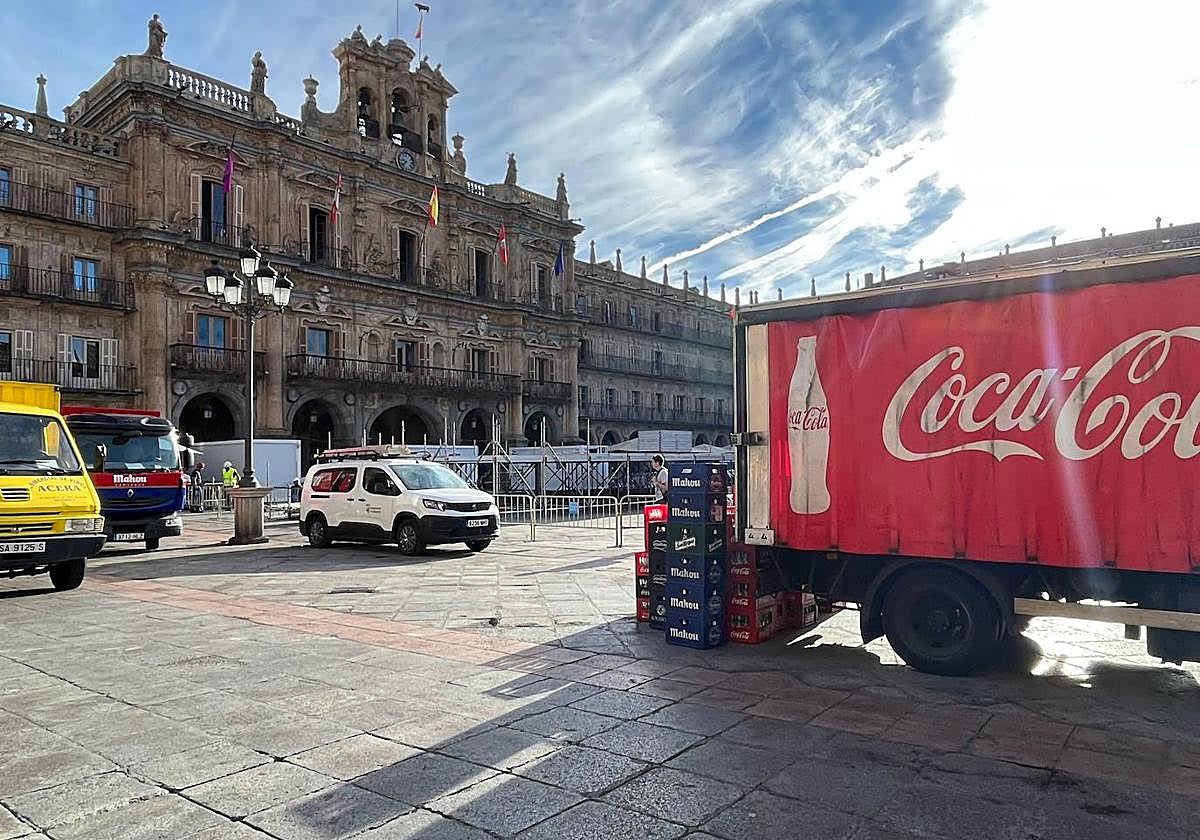 Montaje del escenario de los conciertos en la Plaza Mayor