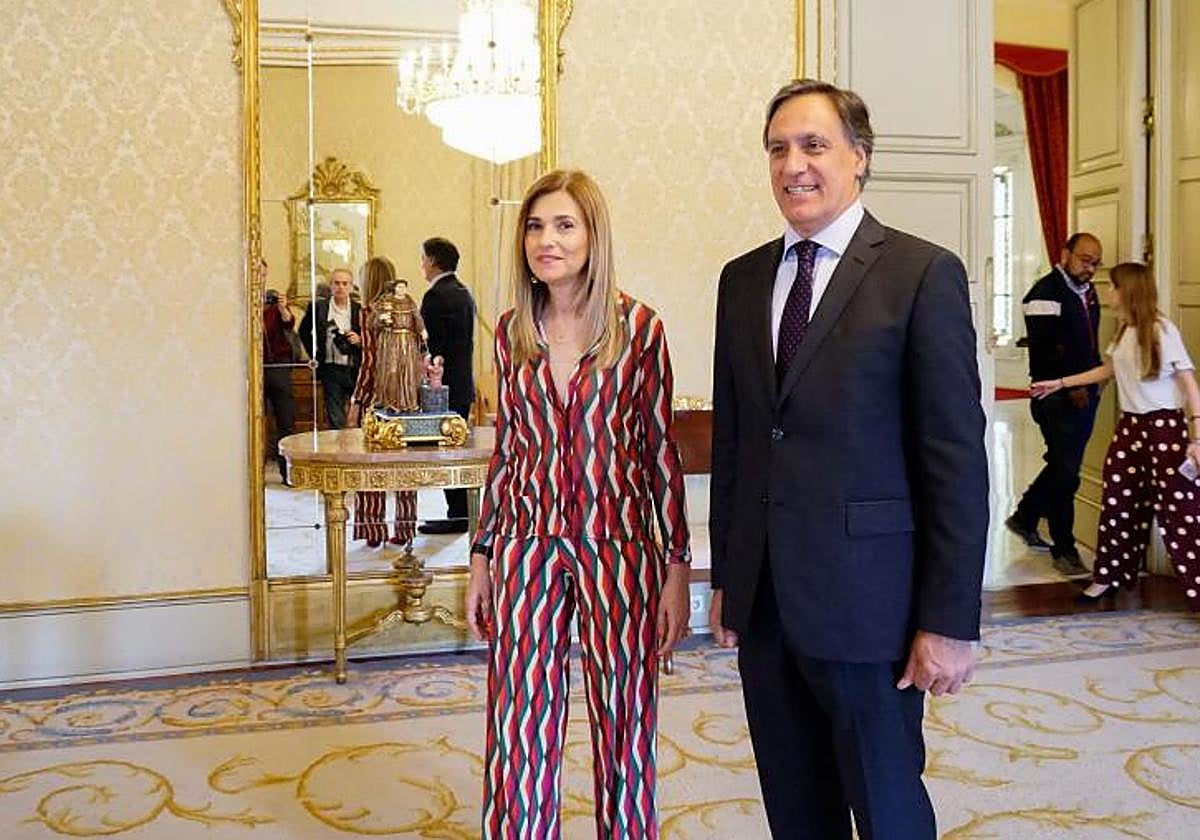 El alcalde, con la pregonera de las ferias y fiestas.