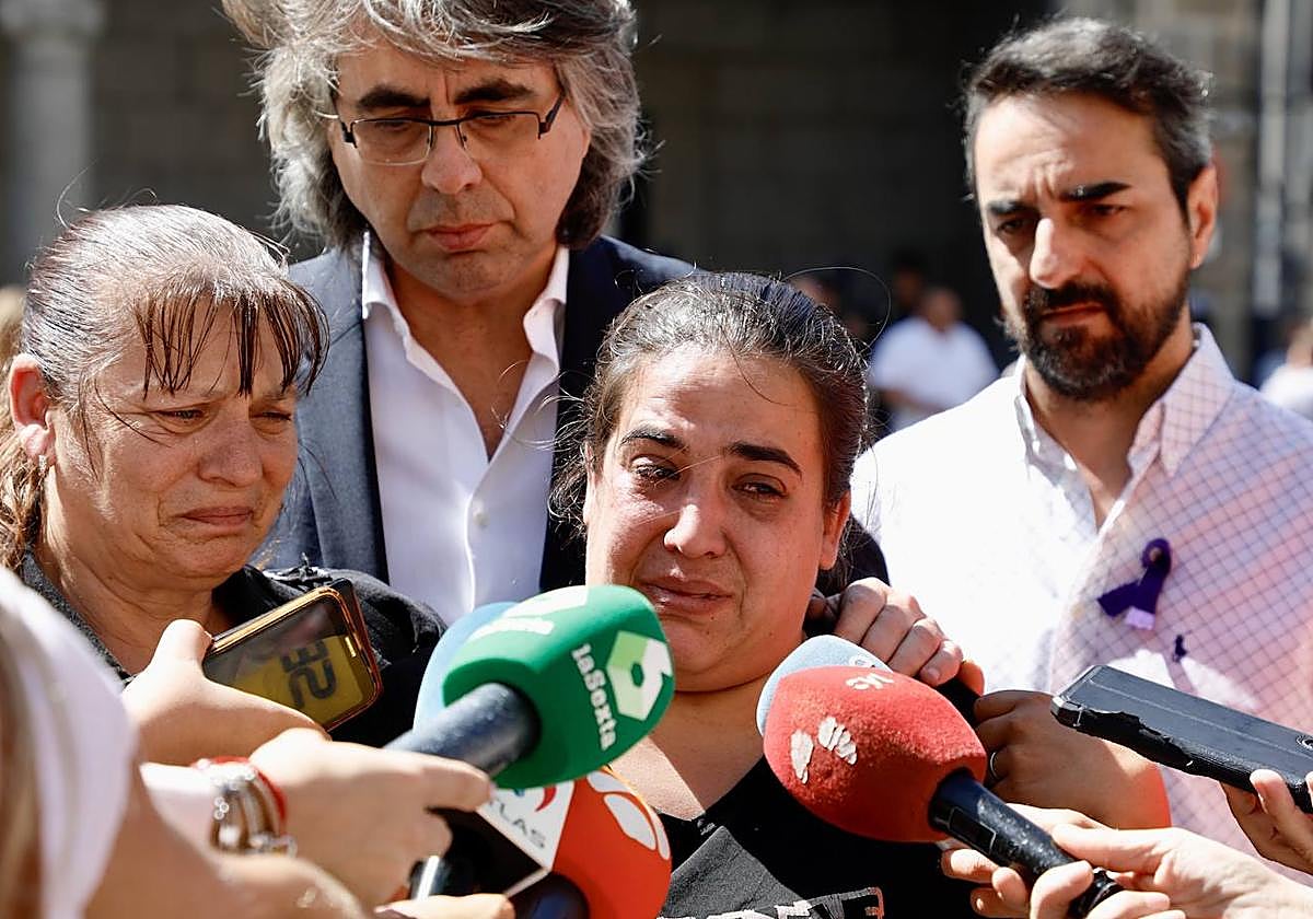 Familiares de la víctima atienden a los medios en presencia del alcalde de Béjar.