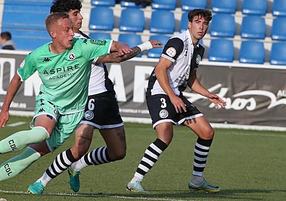 Jon Rojo, a la derecha, durante el partido ante la Cultural de la temporada pasada.