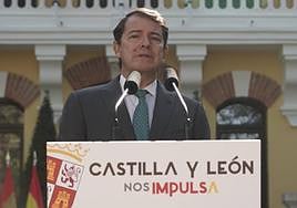El presidente de la Junta de Castilla y León, Alfonso Fernández Mañueco, durante su comparecencia ante los medios.