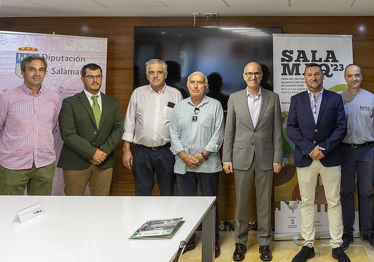 El presidente de la Diputación de Salamanca, Javier Iglesias, y presidentes de asociaciones ganaderas de vacuno y FEAGAS.