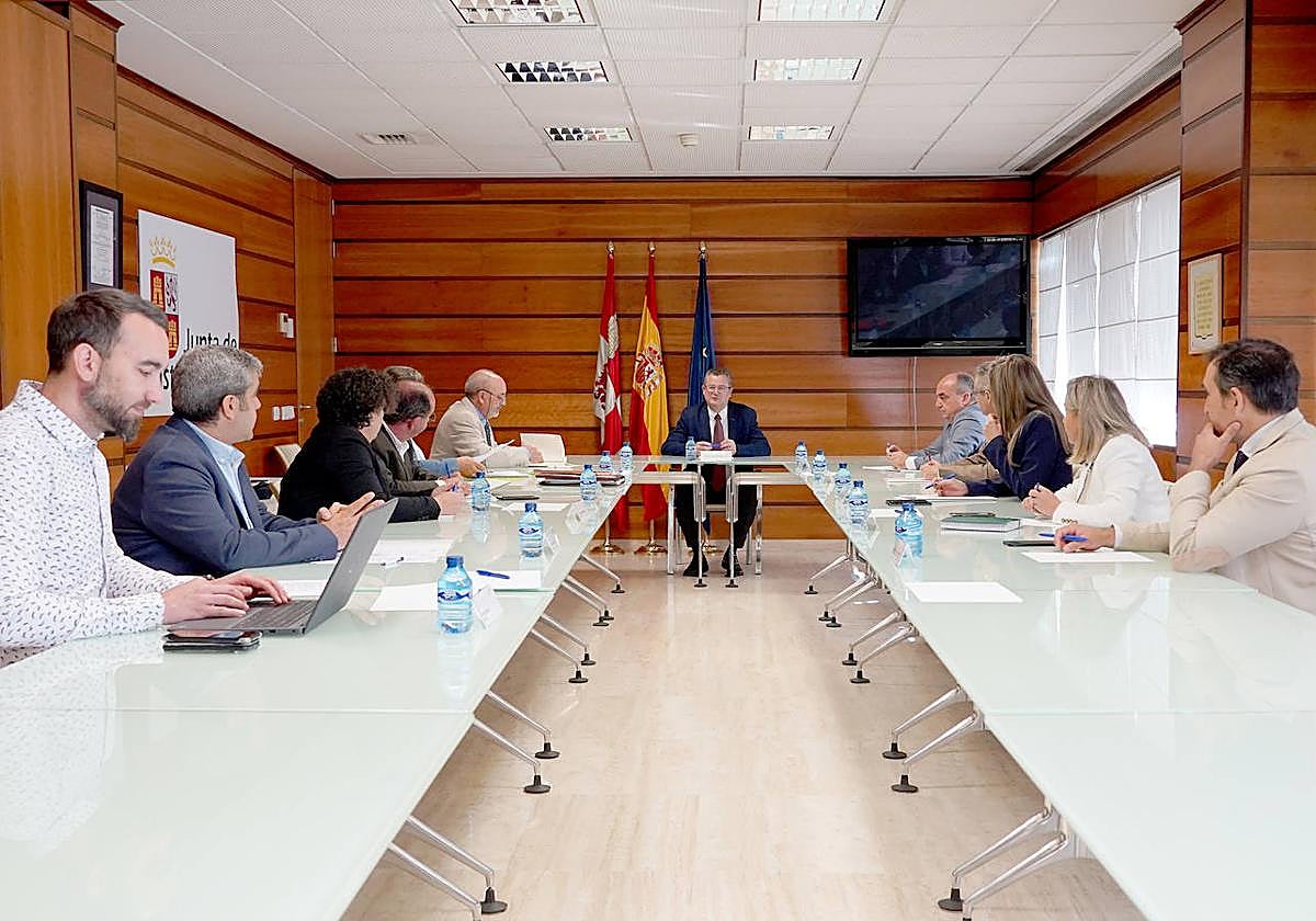 El consejero de Agricultura, Ganadería y Desarrollo Rural, Gerardo Dueñas, en una reunión con las asociaciones que representan a los Grupos de Acción Local (GAL) de Castilla y León