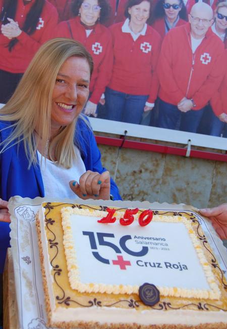 La presidenta de Cruz Roja Salamanca, Isabel Campo, con la tarta.