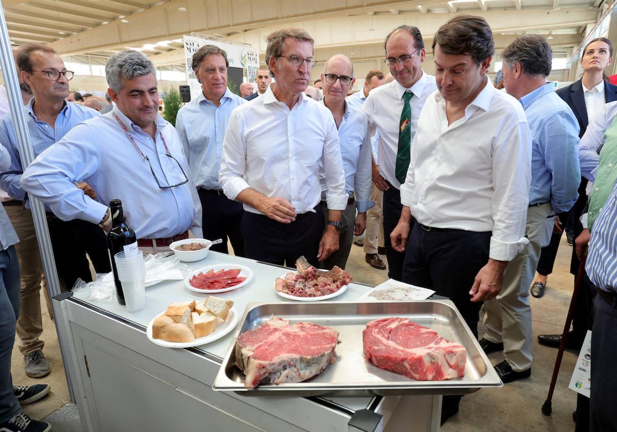 El presidente del PP, Alberto Núñez Feijóo y el presidente de Castilla y León, Alfonso Fernández Mañueco visitan la Feria Agropecuaria SALAMAQ de 2022.