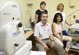 El doctor Luis García Ortiz junto a su equipo de investigación en el centro de salud de la Alamedilla en Salamanca.